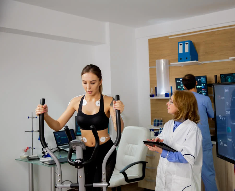 پزشک در حال بررسی نوار قلب
