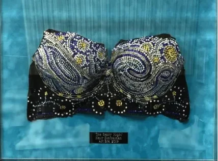 اثر هنری With Stars in Her Eyes با سنگهای تزئینی در Art Bra Austin