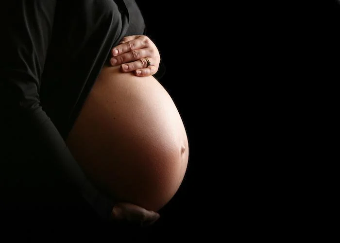 زایمان در حال انجام با حضور تیم پزشکی