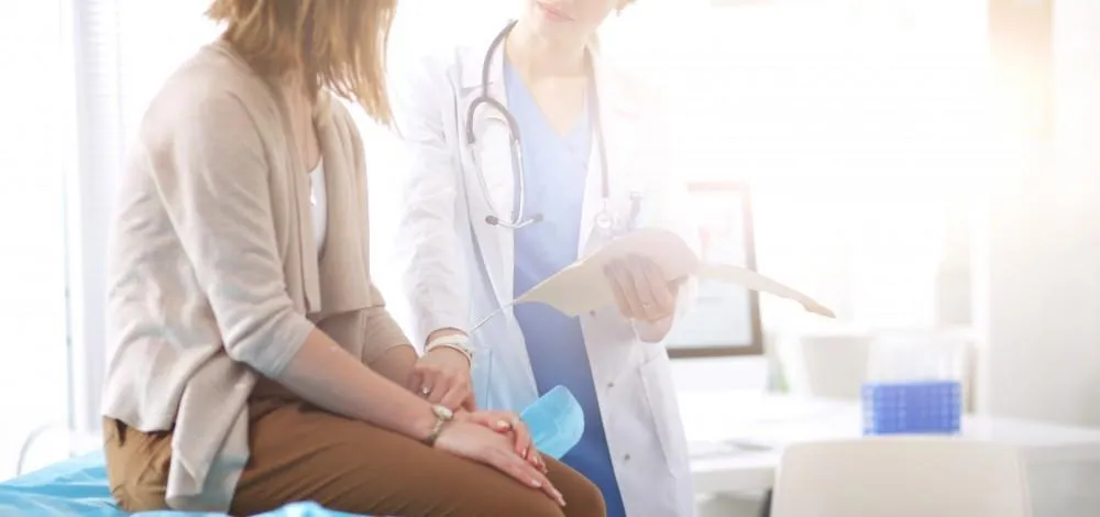 معاینه سالانه زنان در مطب برای بررسی سلامت عمومی و غربالگری